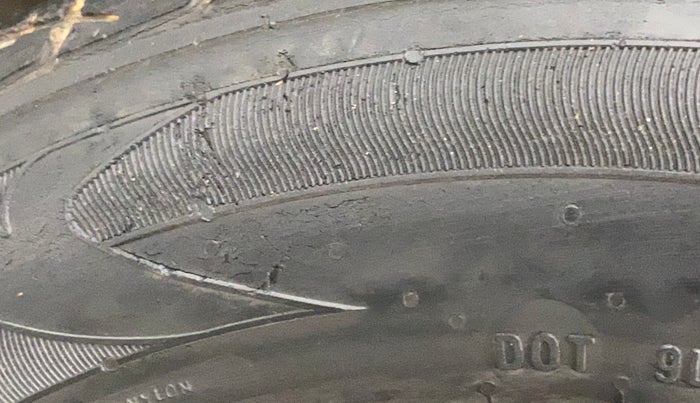 2017 Maruti Ciaz SIGMA 1.4 MT PETROL, Petrol, Manual, 58,452 km, Left front tyre - Minor crack