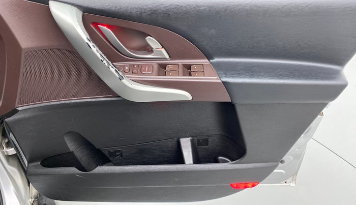 2013 Mahindra XUV500 W6 4X2, Diesel, Manual, 61,648 km, Driver Side Door Panels Control