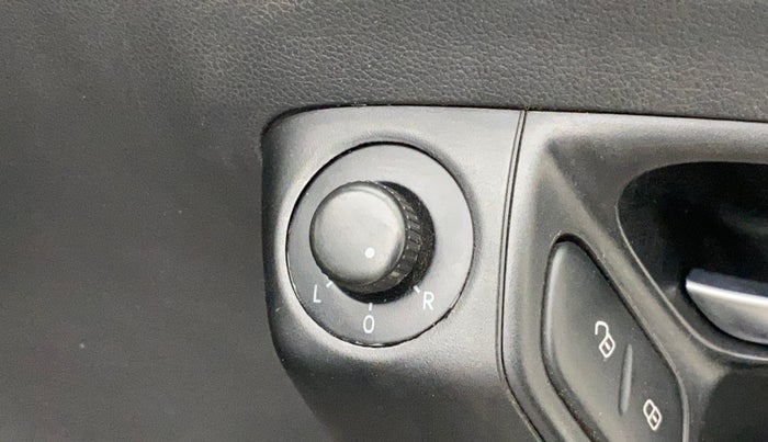 2016 Volkswagen Polo COMFORTLINE 1.2L, Petrol, Manual, 90,261 km, Right rear-view mirror - ORVM switch has minor damage