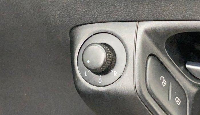 2016 Volkswagen Polo COMFORTLINE 1.2L, Petrol, Manual, 90,261 km, Left rear-view mirror - ORVM switch has minor damage