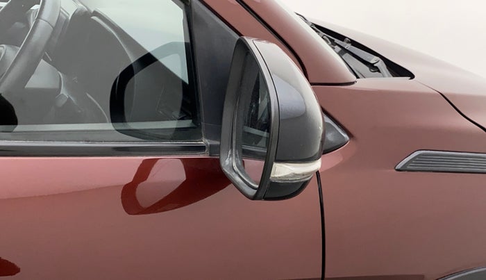 2019 Maruti XL6 ALPHA AT, Petrol, Automatic, 30,084 km, Right rear-view mirror - Indicator light has minor damage
