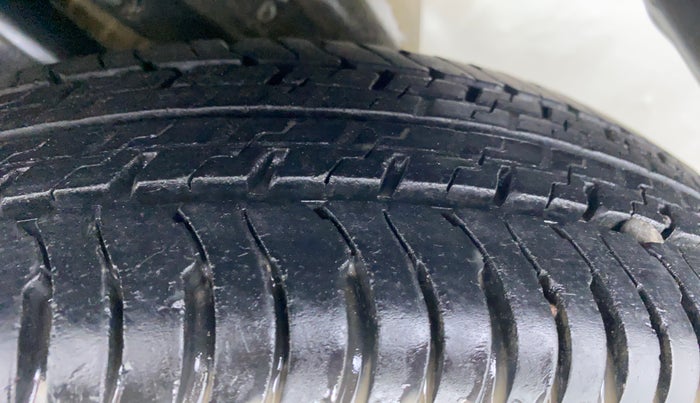 2013 Maruti Swift VXI D, Petrol, Manual, 69,954 km, Left Rear Tyre Tread