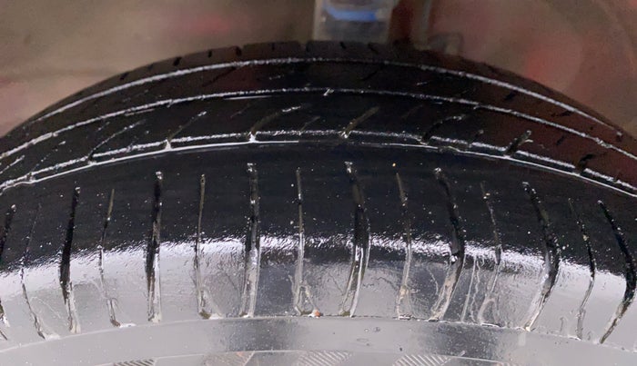 2014 Maruti Wagon R 1.0 VXI, Petrol, Manual, 61,429 km, Left Front Tyre Tread