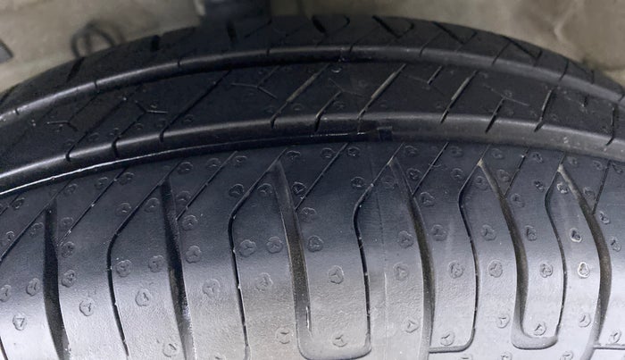 2017 Maruti Swift VXI D, Petrol, Manual, 47,182 km, Left Front Tyre Tread