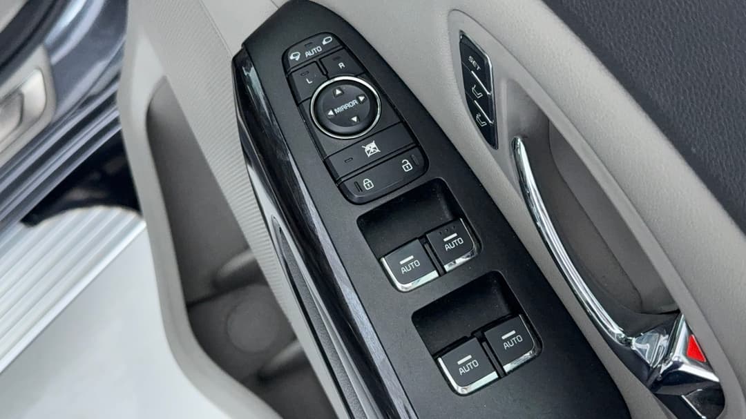 2016 Kia Carnival Platinum, Automatic, 163205 km, Drivers Side Door Panel Controls