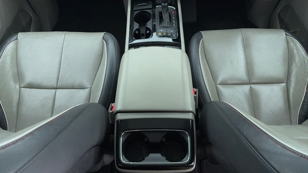2016 Kia Carnival Platinum, Automatic, 163205 km, Center Console