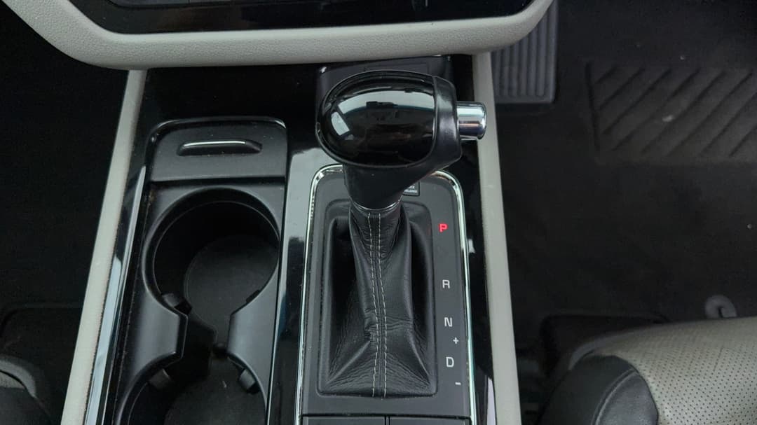 2016 Kia Carnival Platinum, Automatic, 163205 km, Gear Lever 