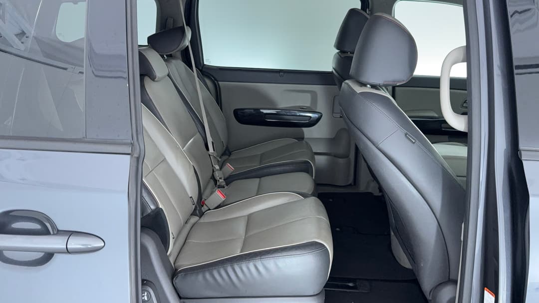 2016 Kia Carnival Platinum, Automatic, 163205 km, Right Side Rear Door Cabin View