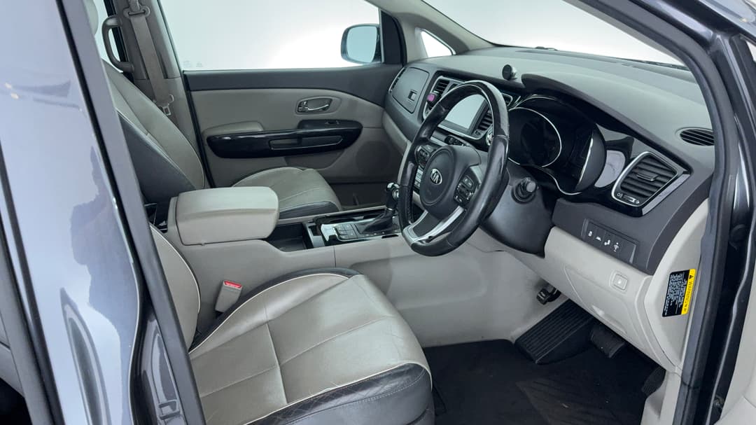 2016 Kia Carnival Platinum, Automatic, 163205 km, Right Side Front Door Cabin View