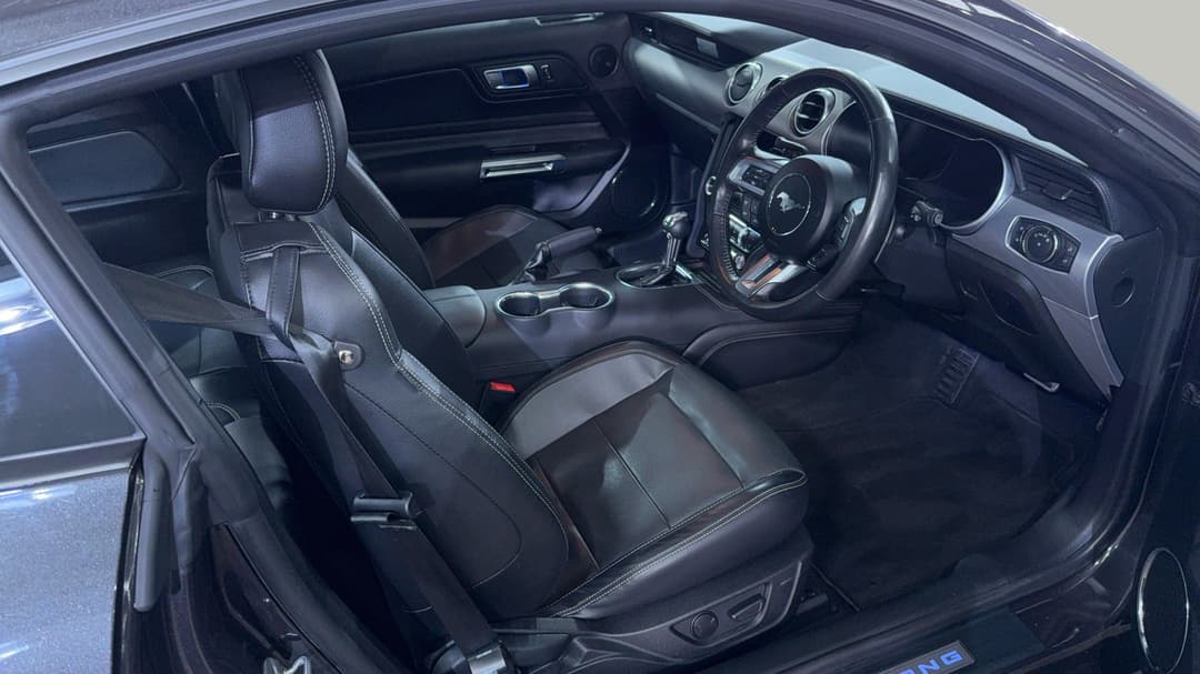 2022 Ford Mustang Gt 5.0 V8, Automatic, 28939 km, Right Side Front Door Cabin View