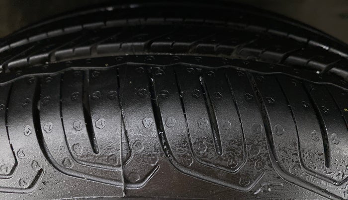2011 Toyota Etios G, Petrol, Manual, 98,256 km, Right Front Tyre Tread