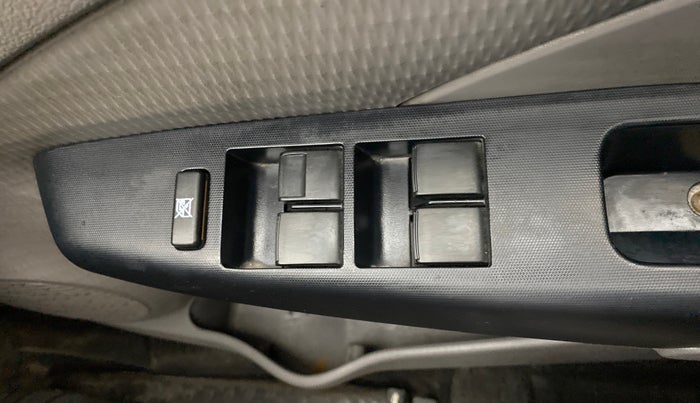 2011 Toyota Etios G, Petrol, Manual, 98,256 km, Right front window switch / handle - Master window function not working