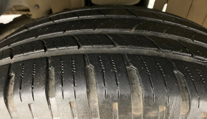 2015 Mahindra Scorpio S4PLUS, Diesel, Manual, 63,606 km, Right Front Tyre Tread