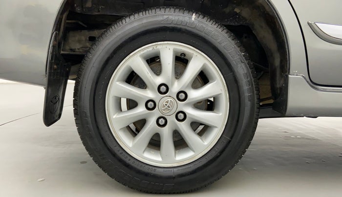 2014 Toyota Innova 2.5 VX 8 STR BS IV, Diesel, Manual, 1,37,097 km, Right Rear Wheel