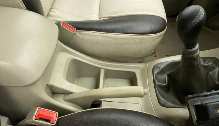 2014 Toyota Innova 2.5 VX 8 STR BS IV, Diesel, Manual, 1,37,097 km, Gear Lever