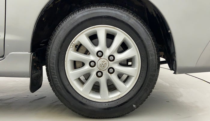 2014 Toyota Innova 2.5 VX 8 STR BS IV, Diesel, Manual, 1,37,097 km, Right Front Wheel