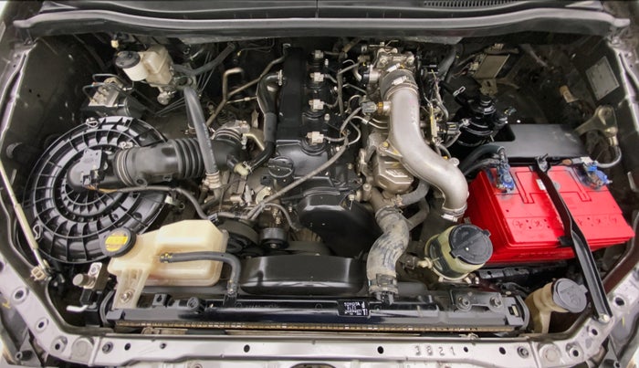 2014 Toyota Innova 2.5 VX 8 STR BS IV, Diesel, Manual, 1,37,097 km, Open Bonet