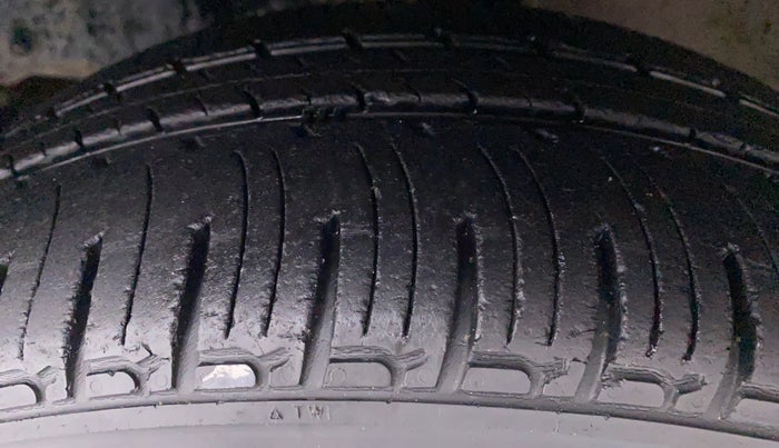 2016 Mahindra Kuv100 K8 6 STR, Petrol, Manual, 28,891 km, Left Front Tyre Tread