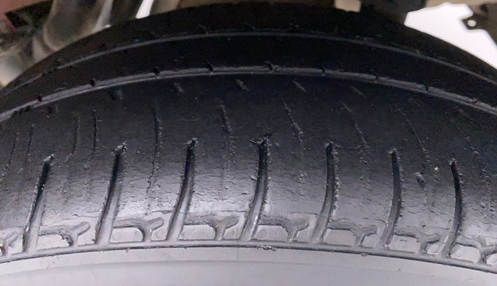 2016 Mahindra Kuv100 K8 6 STR, Petrol, Manual, 28,891 km, Left Rear Tyre Tread