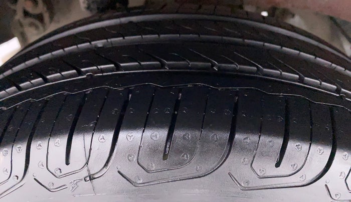 2016 Mahindra Kuv100 K8 6 STR, Petrol, Manual, 28,891 km, Right Rear Tyre Tread