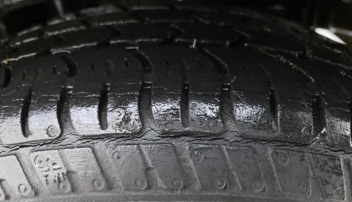 2015 Maruti Alto K10 VXI P, CNG, Manual, 33,818 km, Left Rear Tyre Tread