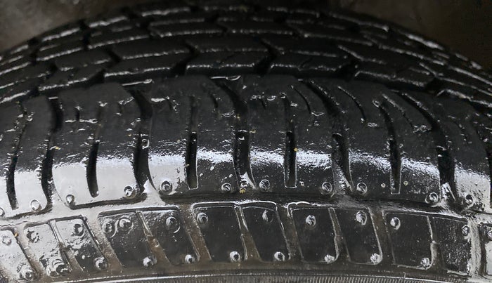 2015 Maruti Alto K10 VXI P, CNG, Manual, 33,818 km, Left Front Tyre Tread