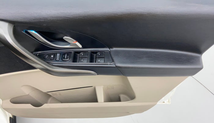 2017 Mahindra XUV500 W6 4X2, Diesel, Manual, 51,223 km, Driver Side Door Panels Control