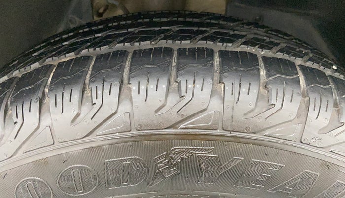 2017 Mahindra XUV500 W6 4X2, Diesel, Manual, 51,223 km, Right Front Tyre Tread