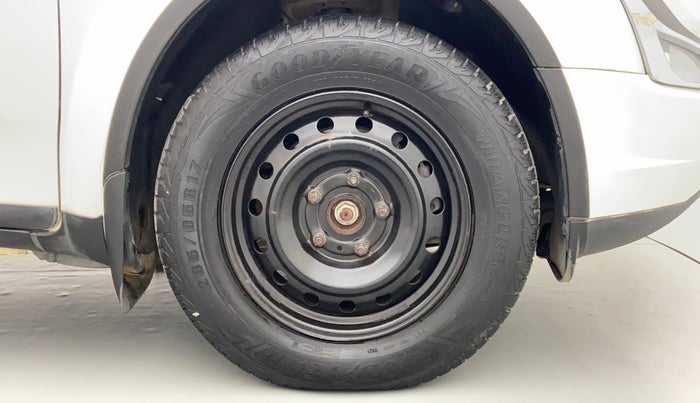 2017 Mahindra XUV500 W6 4X2, Diesel, Manual, 51,223 km, Right Front Wheel