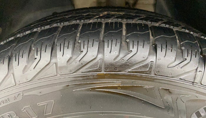 2017 Mahindra XUV500 W6 4X2, Diesel, Manual, 51,223 km, Left Front Tyre Tread