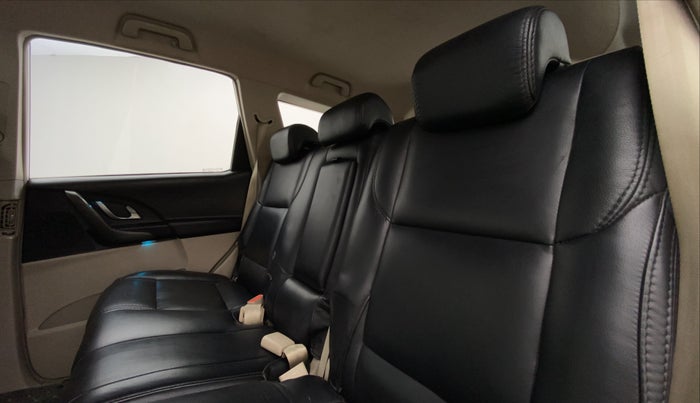 2017 Mahindra XUV500 W6 4X2, Diesel, Manual, 51,223 km, Right Side Rear Door Cabin