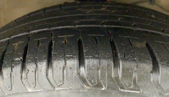 2016 Maruti Ciaz ZXI+, Petrol, Manual, 94,093 km, Right Front Tyre Tread