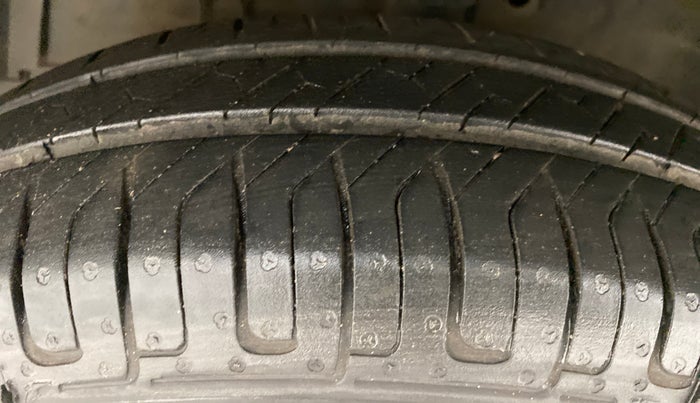 2016 Maruti Swift VXI, Petrol, Manual, 60,395 km, Left Front Tyre Tread