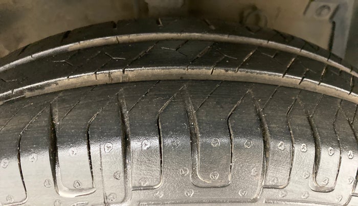 2016 Maruti Swift VXI, Petrol, Manual, 60,395 km, Right Front Tyre Tread