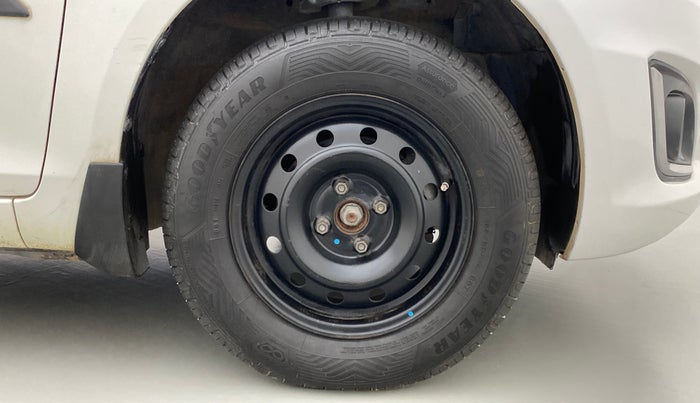 2016 Maruti Swift VXI, Petrol, Manual, 60,395 km, Right Front Wheel