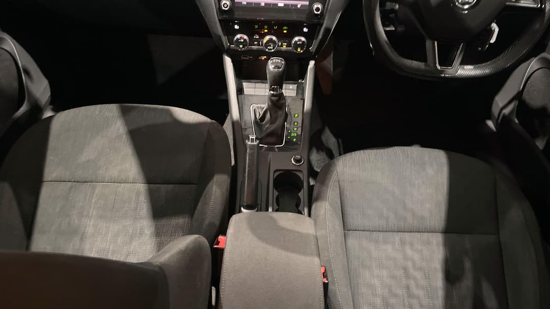 2020 SKODA Octavia 110 Tsi Base, Automatic, 78102 km, Center Console
