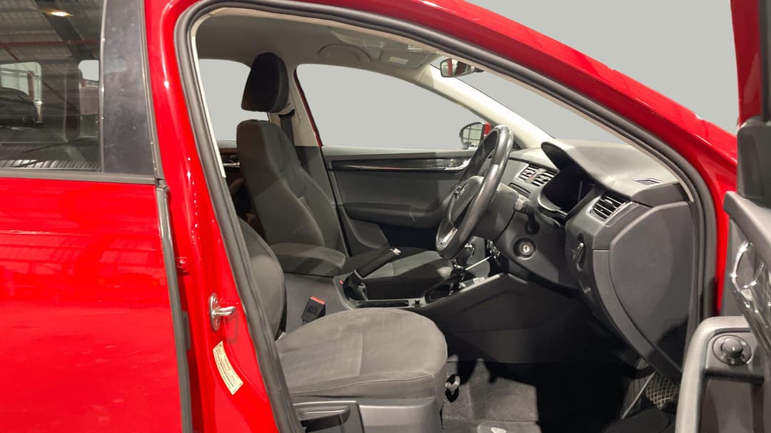 2020 SKODA Octavia 110 Tsi Base, Automatic, 78102 km, Right Side Front Door Cabin View