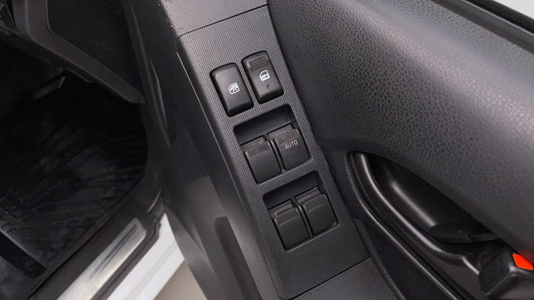 2017 Isuzu D-MAX Sx Hi-ride (4x2), Automatic, 142889 km, Drivers Side Door Panel Controls