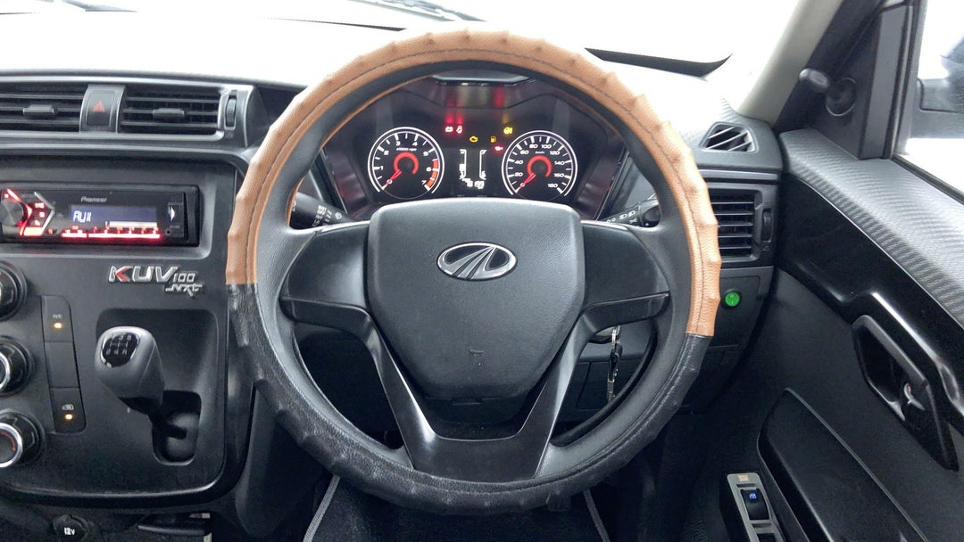 STEERING WHEEL CLOSE-UP