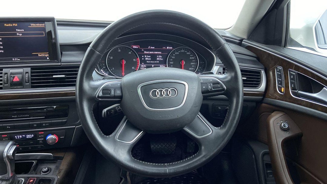 STEERING WHEEL CLOSE-UP