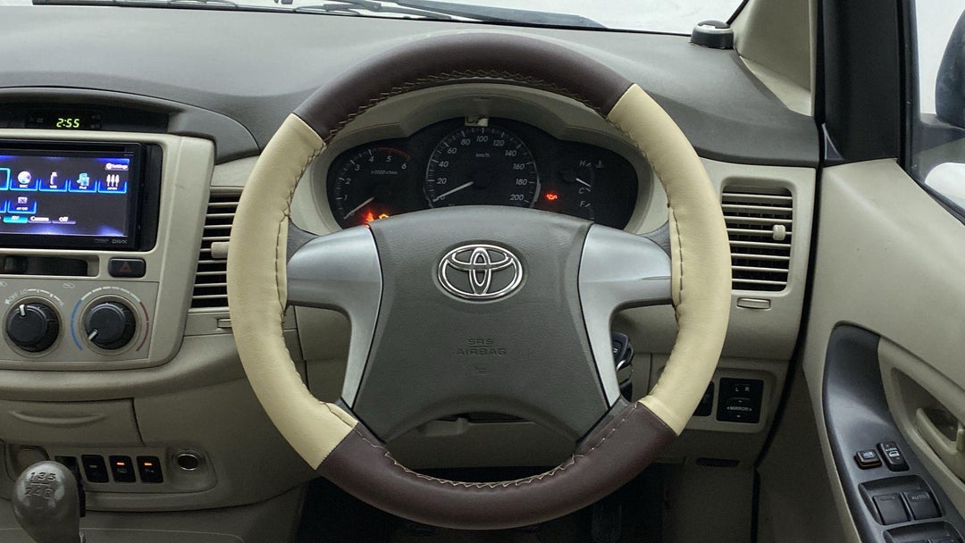 STEERING WHEEL CLOSE-UP