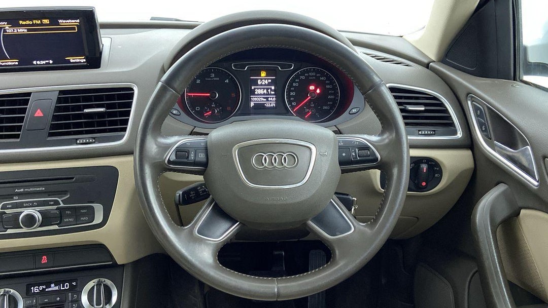 STEERING WHEEL CLOSE-UP