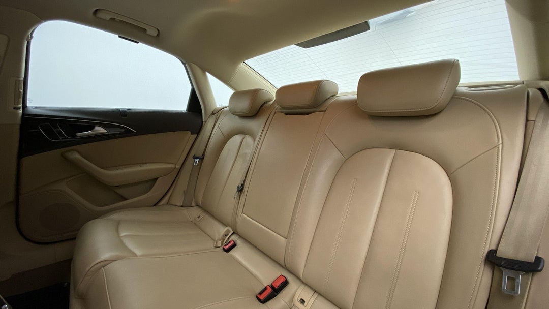 RIGHT SIDE REAR DOOR CABIN VIEW