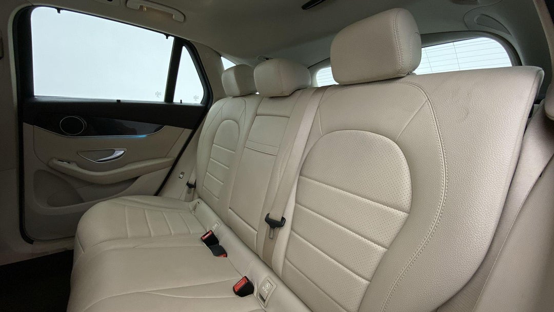 RIGHT SIDE REAR DOOR CABIN VIEW