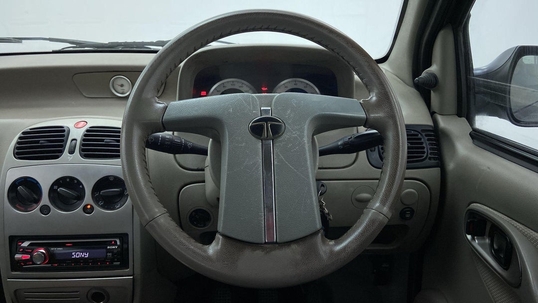 STEERING WHEEL CLOSE-UP