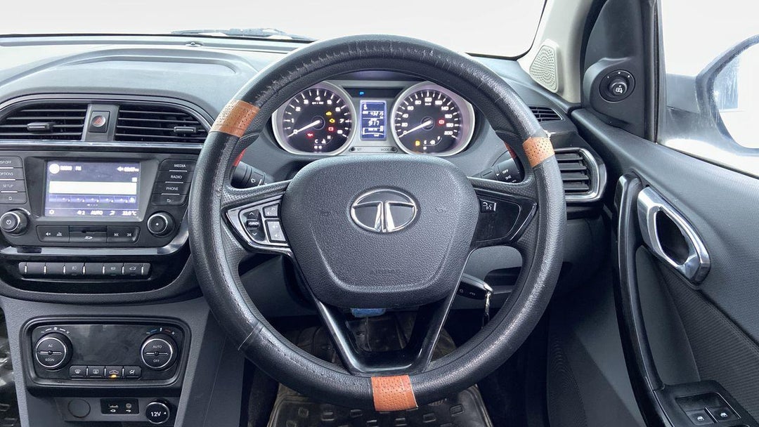 STEERING WHEEL CLOSE-UP