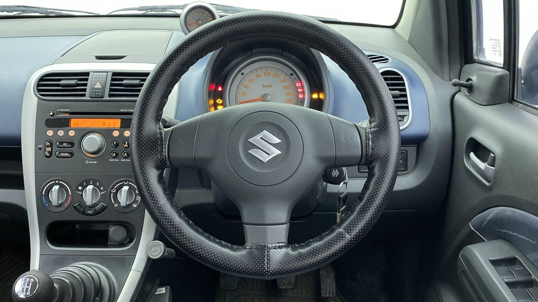 STEERING WHEEL CLOSE-UP