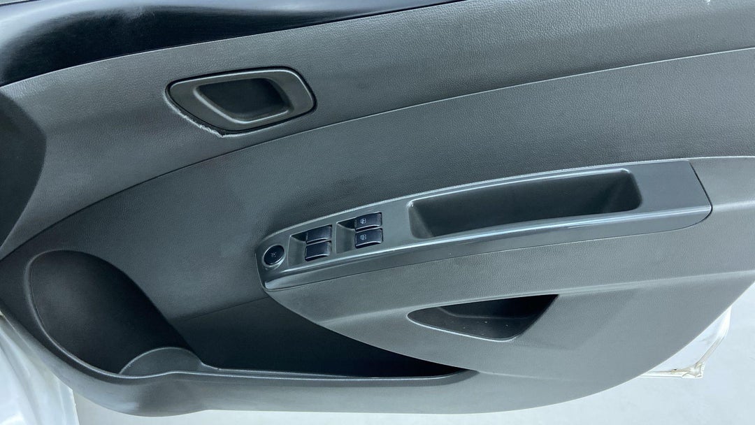 DRIVER SIDE DOOR PANEL CONTROLS