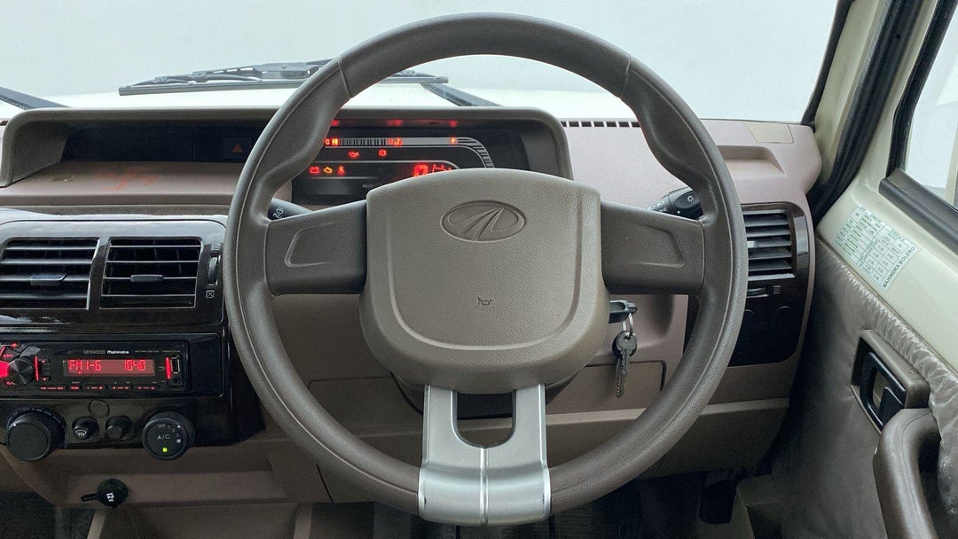 STEERING WHEEL CLOSE-UP