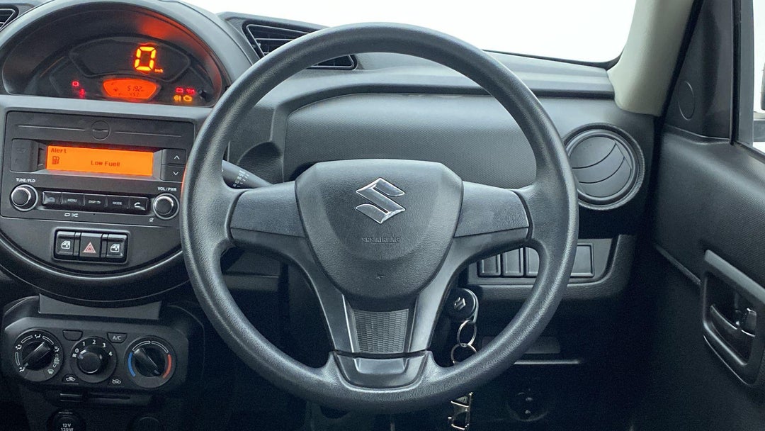STEERING WHEEL CLOSE-UP